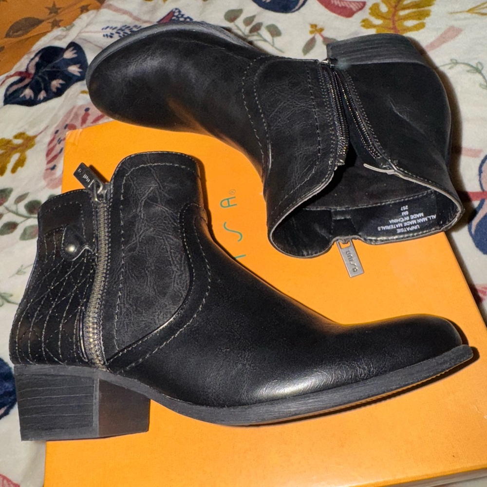 Unisa Black Mid Ankle Boots Leather Zipper Accents Women 6 NEW NWT - Picture 4 of 5